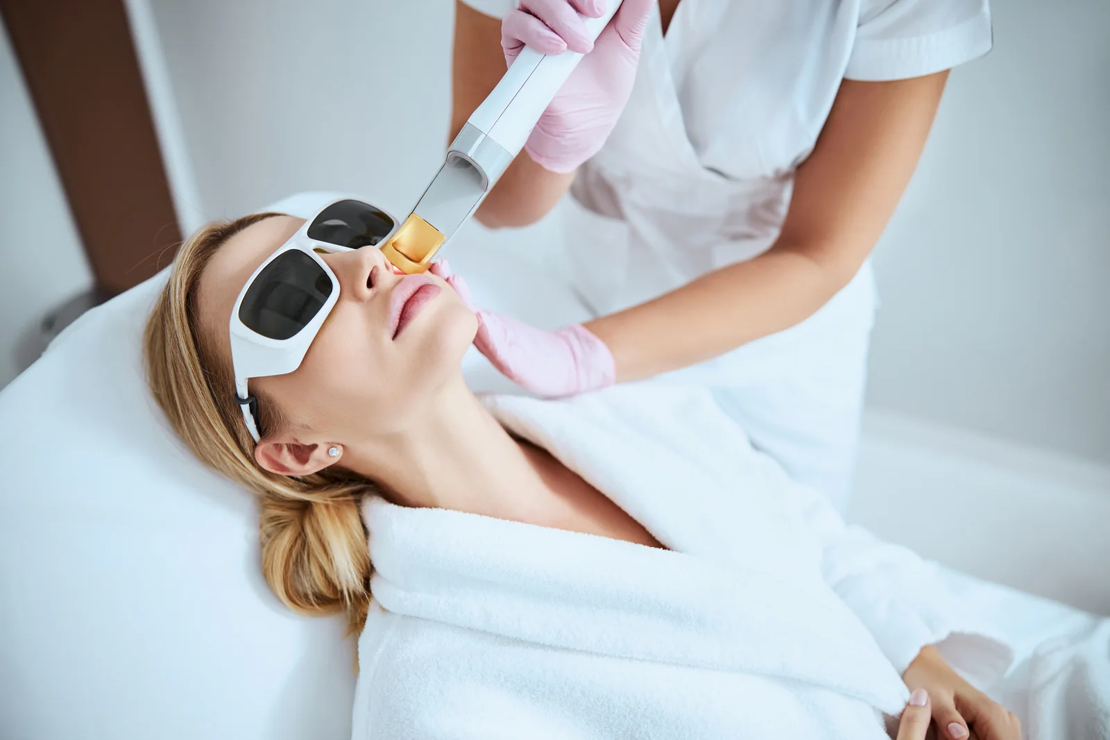 A laser specialist preparing the FDA-cleared Motus laser with protective eyewear for a Moveo Glo treatment at SpaRx Medical Aesthetics in Thonotosassa, FL.